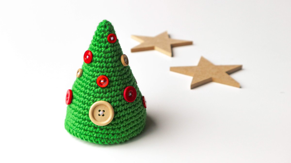 Christmas tree with buttons - green