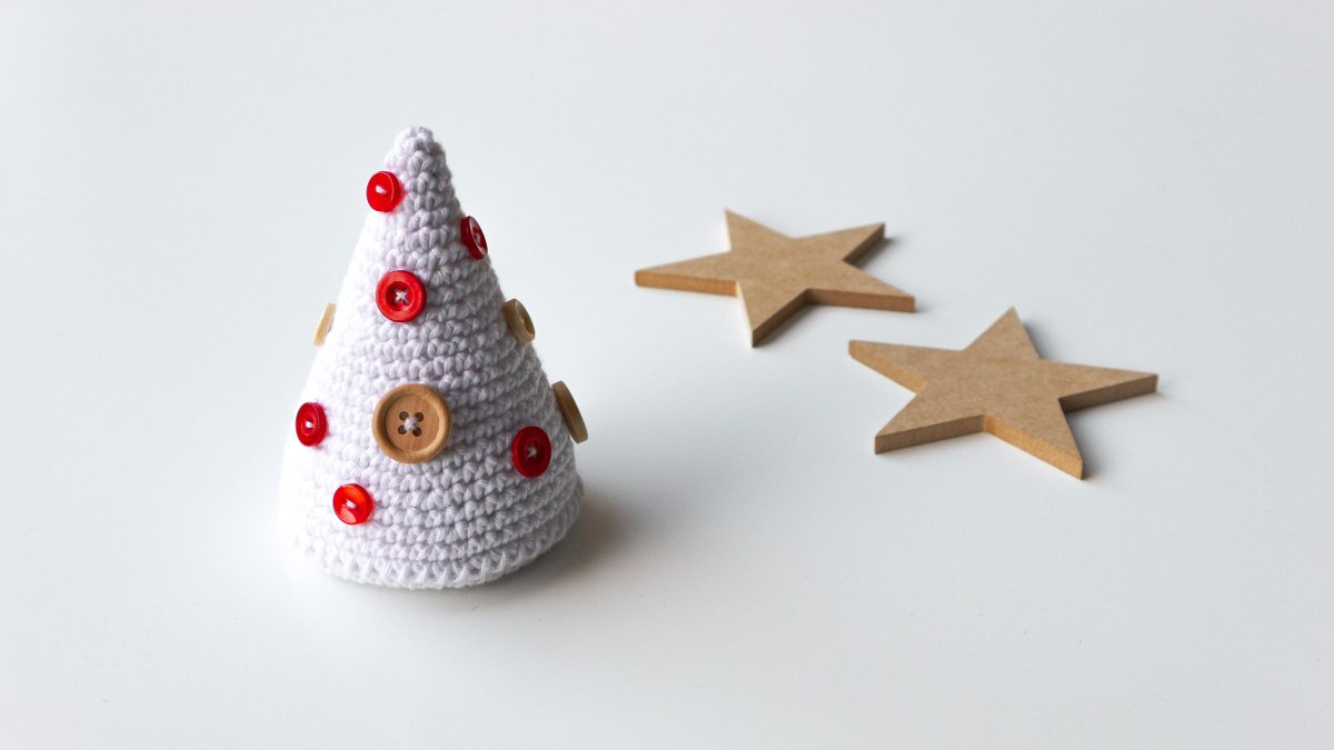 Christmas tree with buttons - white